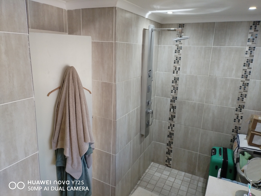 5 Bedroom Property for Sale in Rooihuiskraal Gauteng