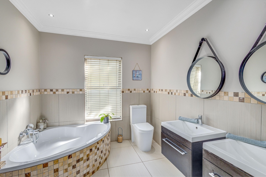 5 Bedroom Property for Sale in Kyalami Estates Gauteng