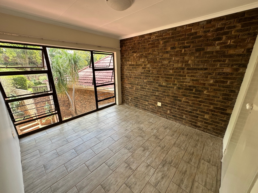 To Let 4 Bedroom Property for Rent in Waverley Gauteng