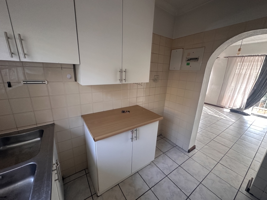 To Let 1 Bedroom Property for Rent in Corlett Gardens Gauteng
