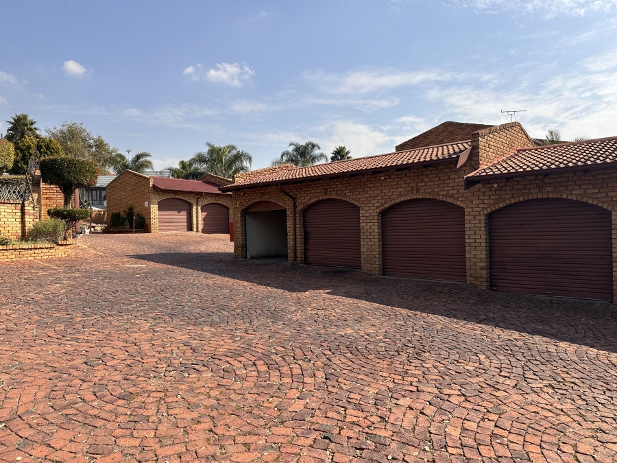 To Let 1 Bedroom Property for Rent in Corlett Gardens Gauteng