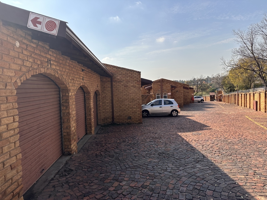 To Let 1 Bedroom Property for Rent in Corlett Gardens Gauteng