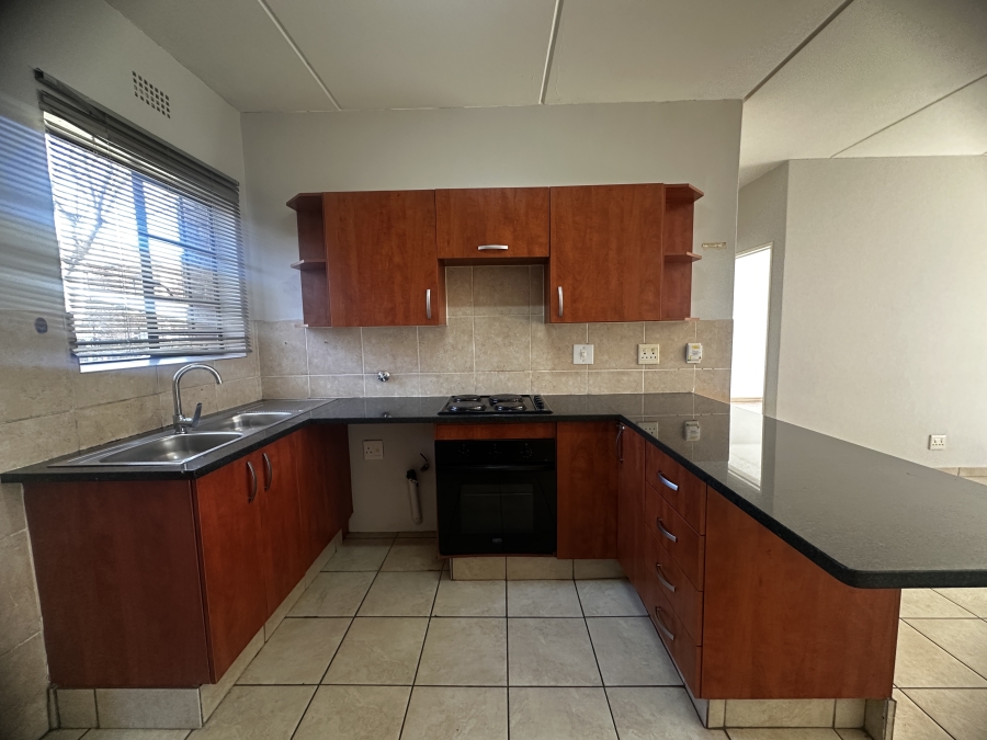To Let 2 Bedroom Property for Rent in Sonneveld Gauteng