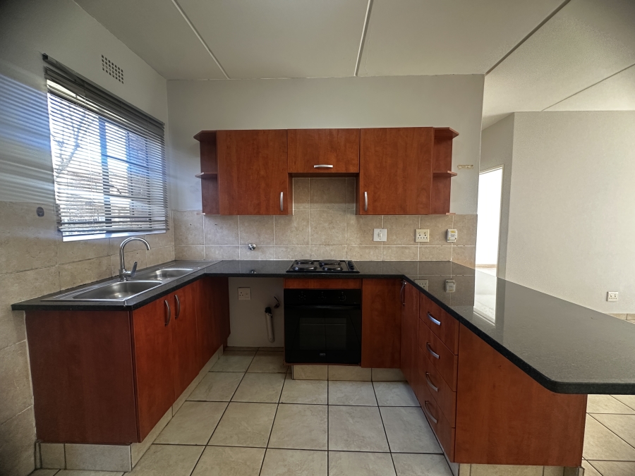 To Let 2 Bedroom Property for Rent in Sonneveld Gauteng