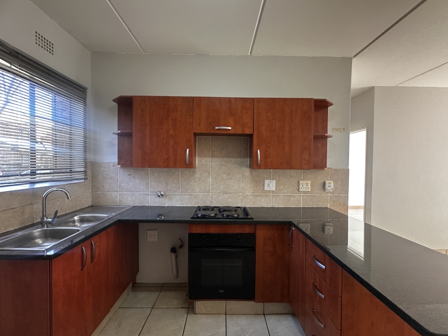 To Let 2 Bedroom Property for Rent in Sonneveld Gauteng