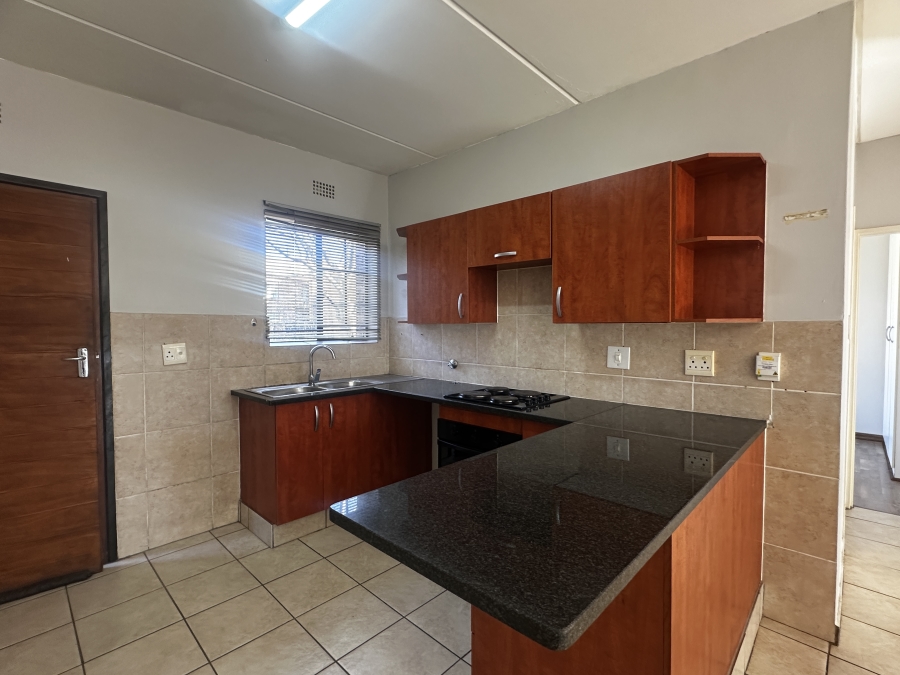 To Let 2 Bedroom Property for Rent in Sonneveld Gauteng