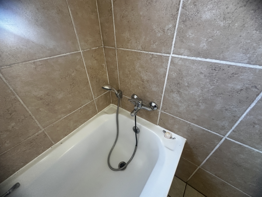 To Let 2 Bedroom Property for Rent in Sonneveld Gauteng
