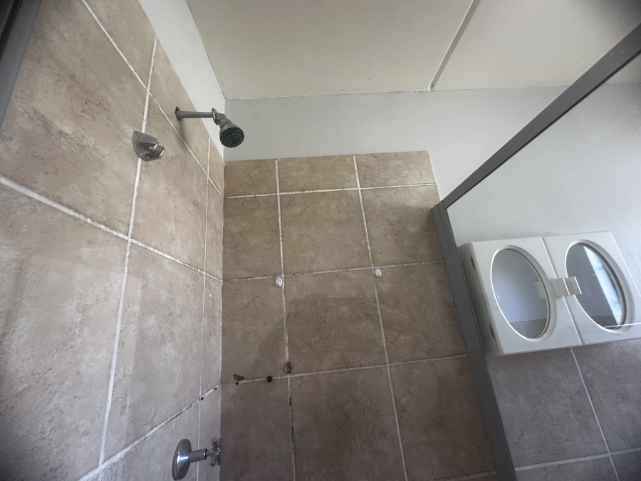 To Let 2 Bedroom Property for Rent in Sonneveld Gauteng