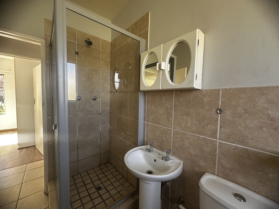To Let 2 Bedroom Property for Rent in Sonneveld Gauteng