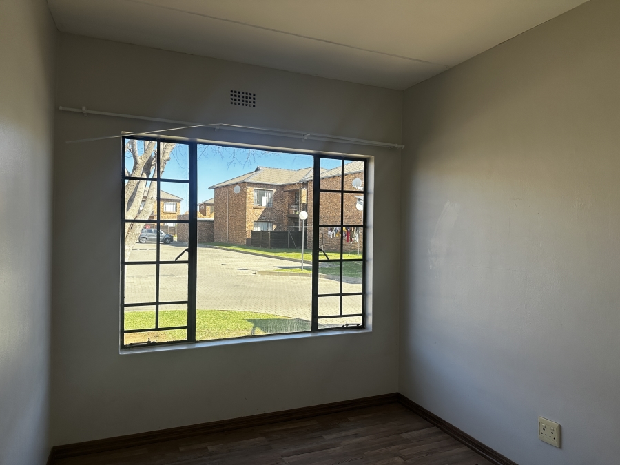 To Let 2 Bedroom Property for Rent in Sonneveld Gauteng