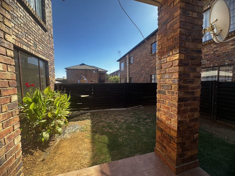 To Let 2 Bedroom Property for Rent in Sonneveld Gauteng