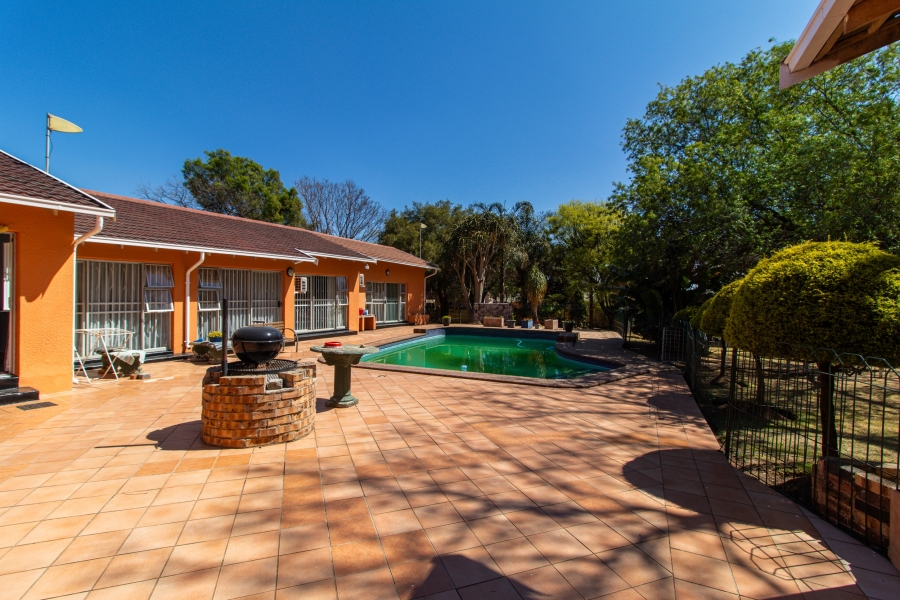 5 Bedroom Property for Sale in Lombardy East Gauteng
