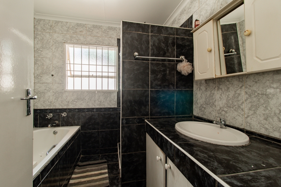5 Bedroom Property for Sale in Lombardy East Gauteng