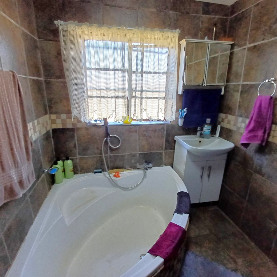 4 Bedroom Property for Sale in Helderstrome AH Gauteng