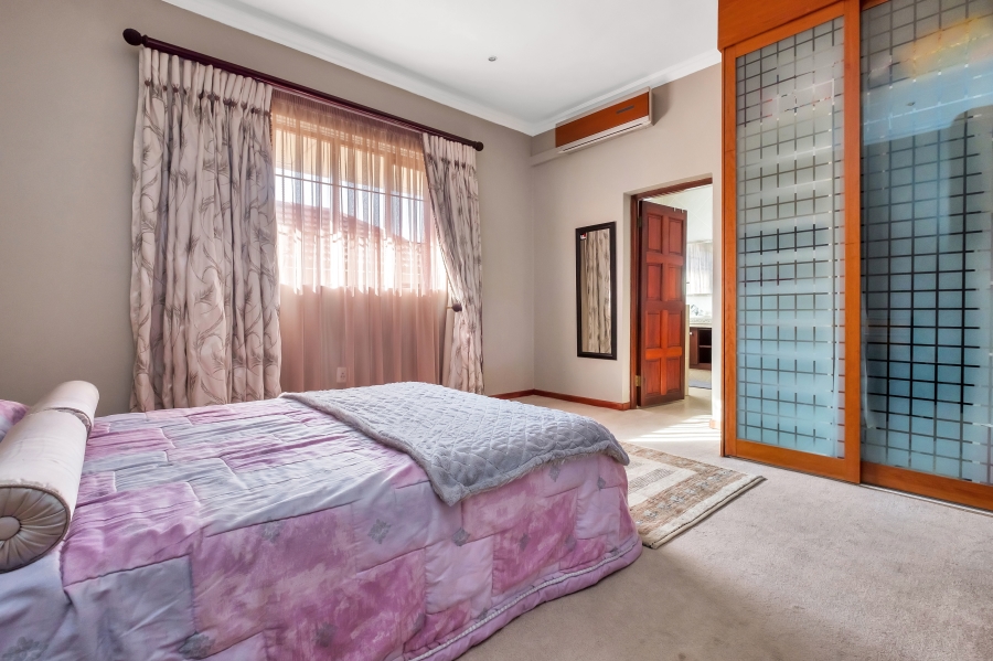 5 Bedroom Property for Sale in Greenside Gauteng