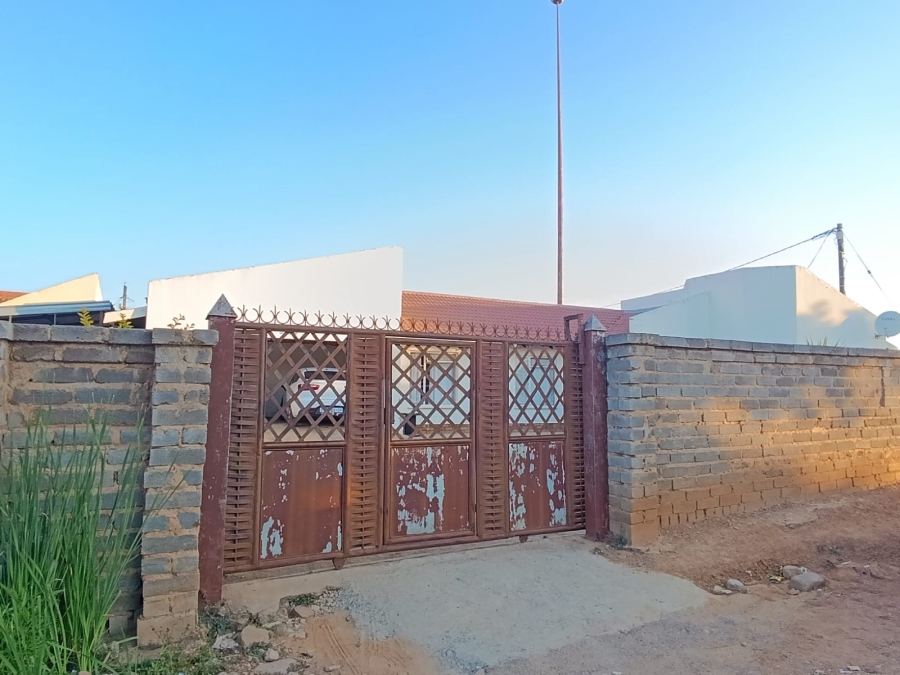 4 Bedroom Property for Sale in Soshanguve FF Gauteng