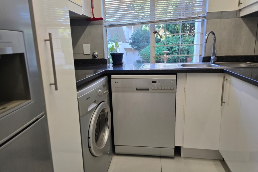 To Let 1 Bedroom Property for Rent in Illovo Gauteng