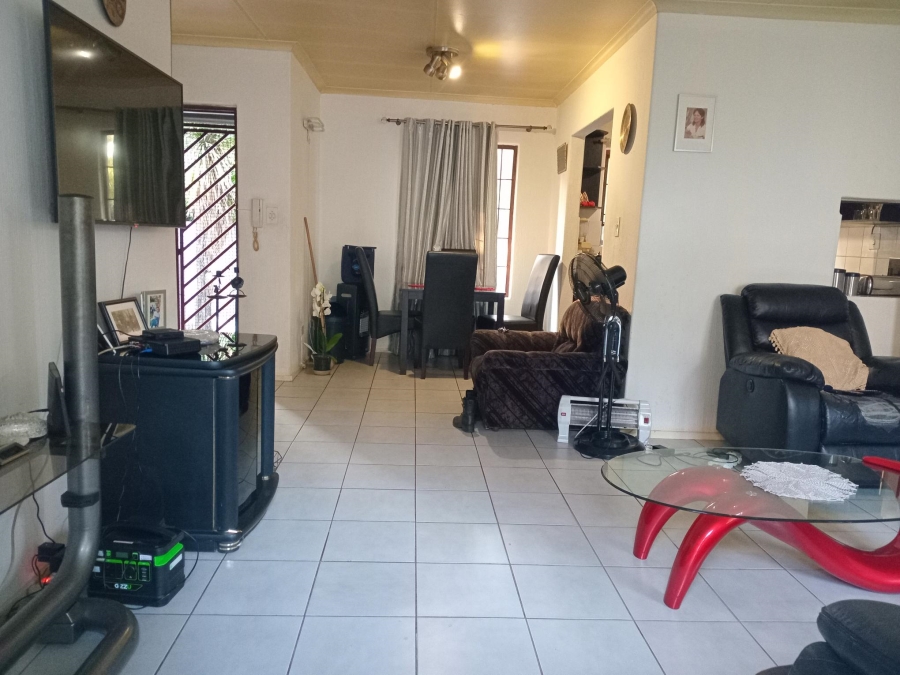 2 Bedroom Property for Sale in Corlett Gardens Gauteng