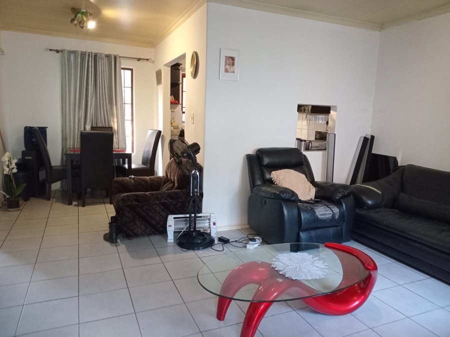 2 Bedroom Property for Sale in Corlett Gardens Gauteng