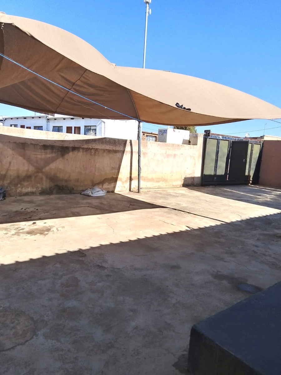 5 Bedroom Property for Sale in Emangweni Gauteng