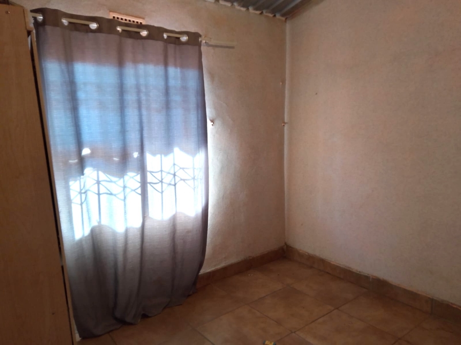 5 Bedroom Property for Sale in Emangweni Gauteng