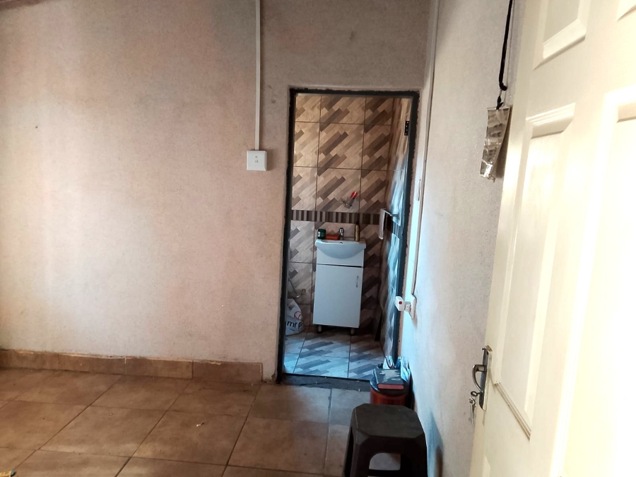 5 Bedroom Property for Sale in Emangweni Gauteng