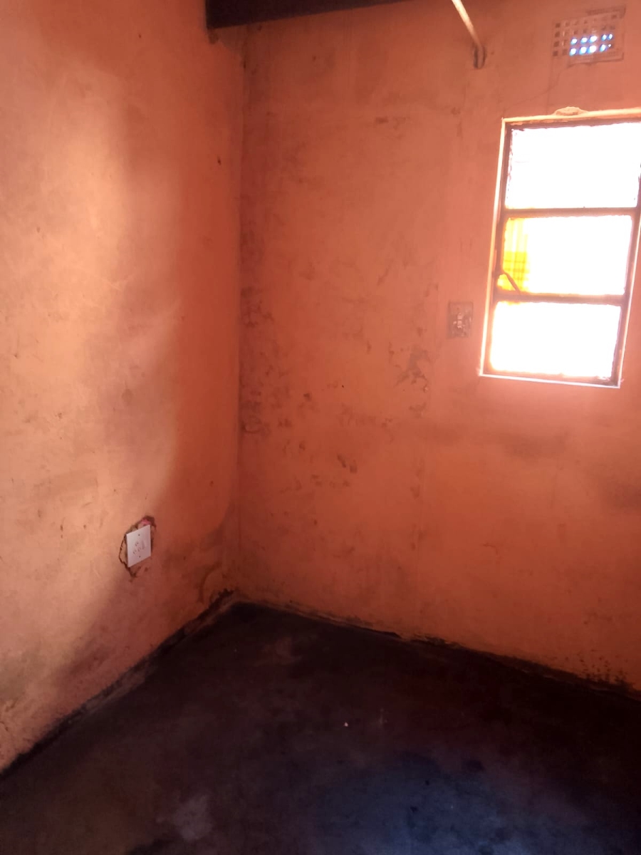 5 Bedroom Property for Sale in Emangweni Gauteng
