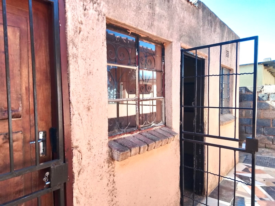 5 Bedroom Property for Sale in Emangweni Gauteng