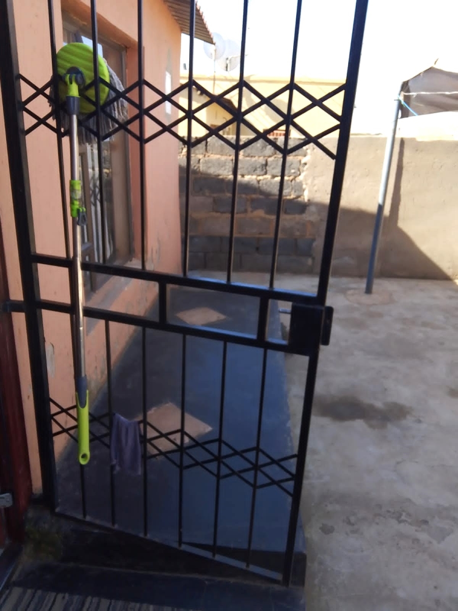 5 Bedroom Property for Sale in Emangweni Gauteng