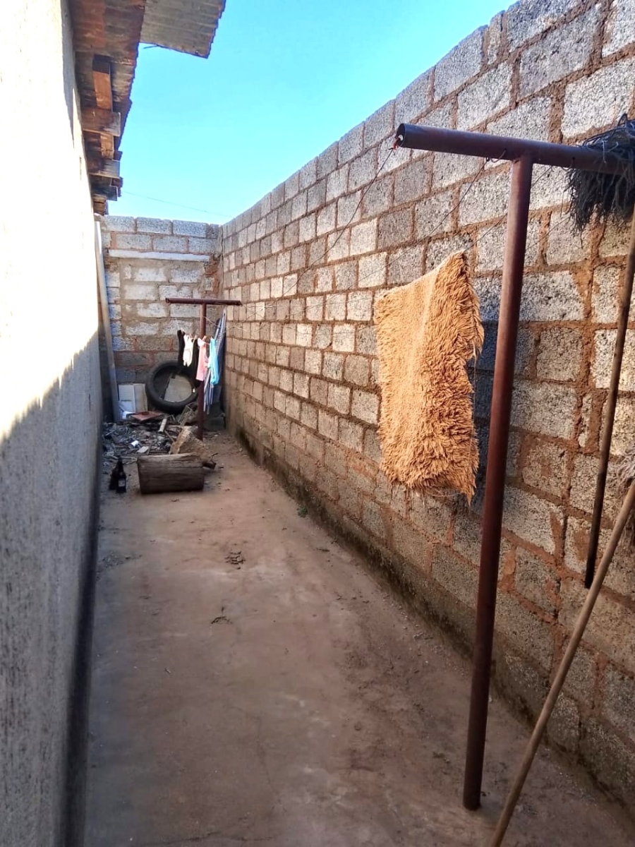 5 Bedroom Property for Sale in Emangweni Gauteng