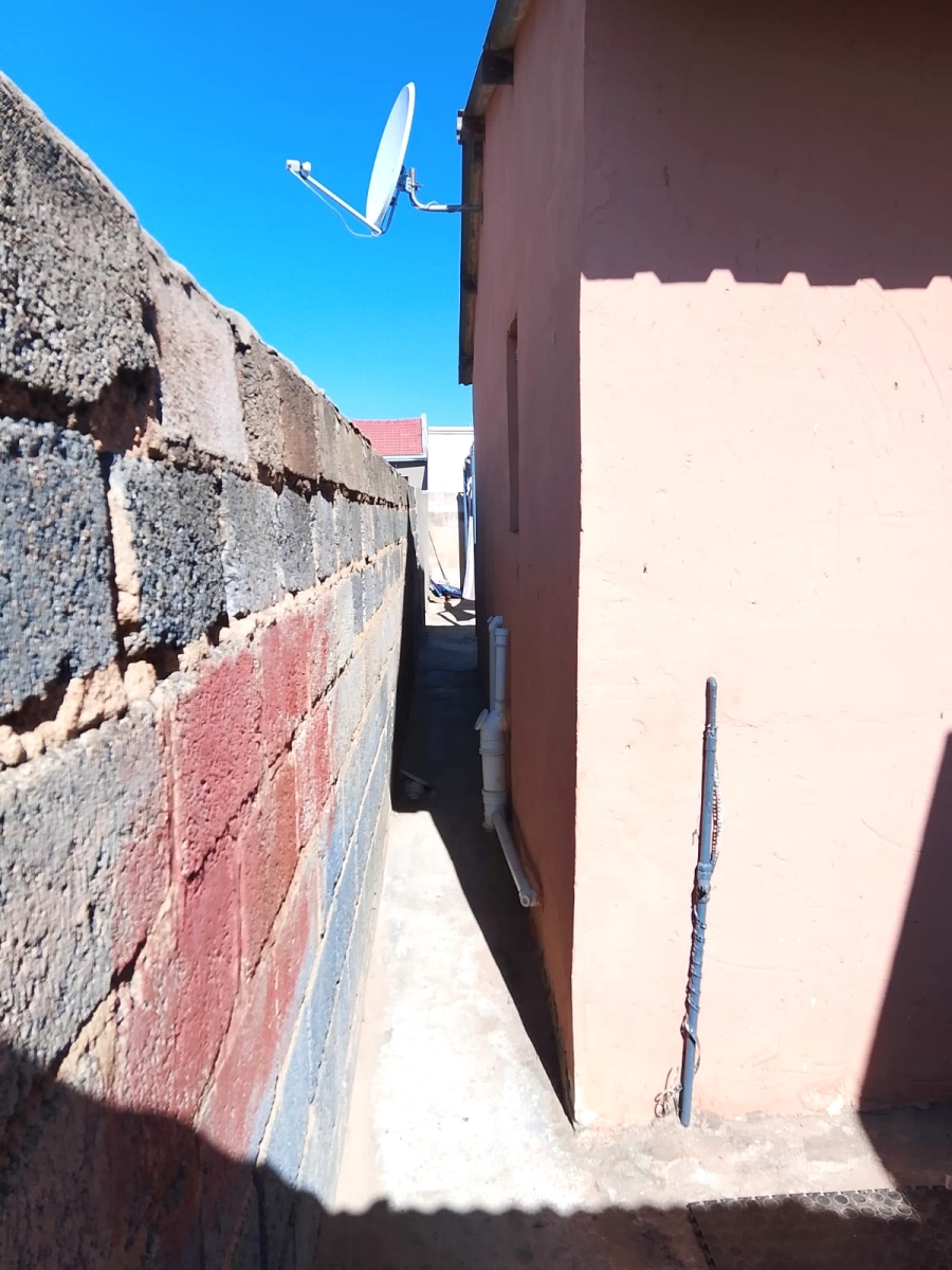 5 Bedroom Property for Sale in Emangweni Gauteng