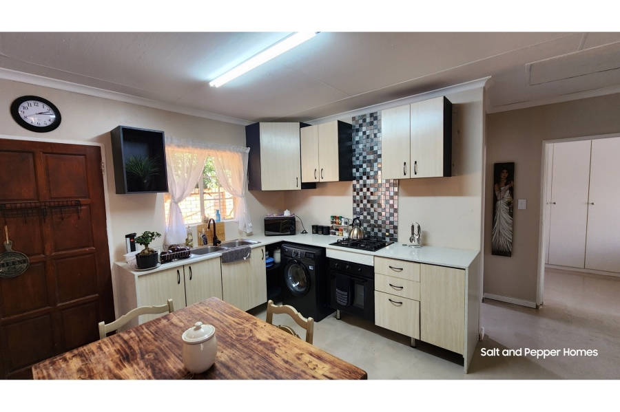 To Let 2 Bedroom Property for Rent in Sinoville Gauteng
