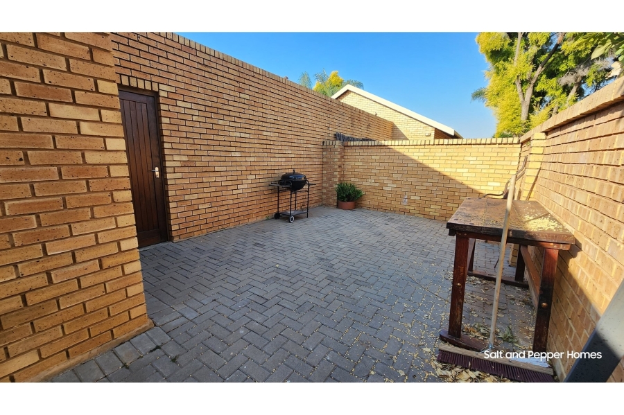 To Let 2 Bedroom Property for Rent in Sinoville Gauteng