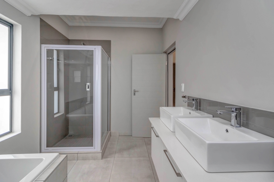 To Let 4 Bedroom Property for Rent in Broadacres Gauteng