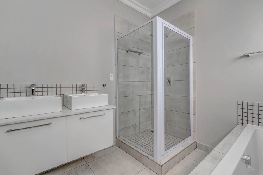 To Let 4 Bedroom Property for Rent in Broadacres Gauteng