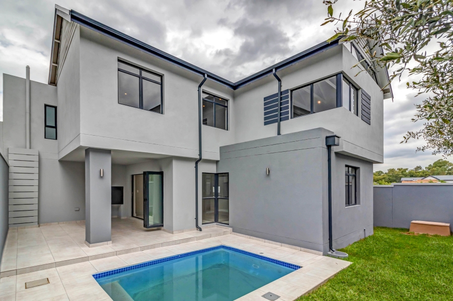 To Let 4 Bedroom Property for Rent in Broadacres Gauteng