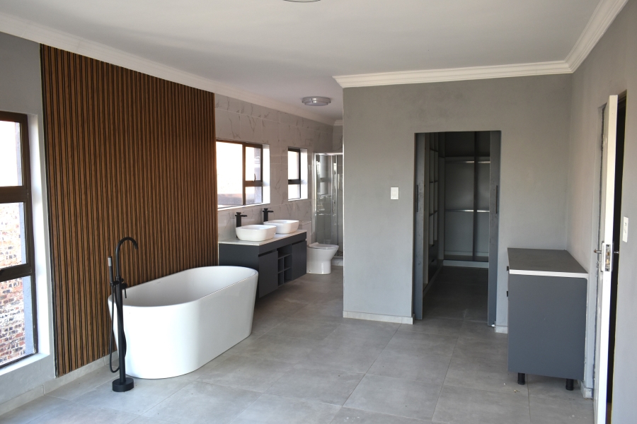 5 Bedroom Property for Sale in Roodepark Eco Estate Gauteng