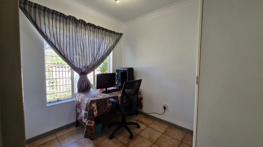 2 Bedroom Property for Sale in Rooihuiskraal North Gauteng