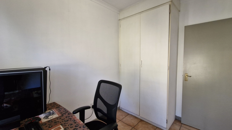 2 Bedroom Property for Sale in Rooihuiskraal North Gauteng