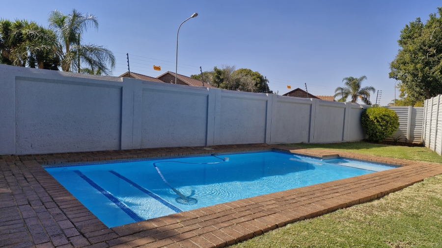2 Bedroom Property for Sale in Rooihuiskraal North Gauteng