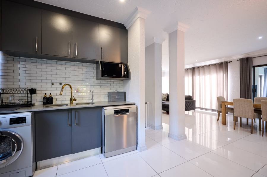 3 Bedroom Property for Sale in Halfway Gardens Gauteng