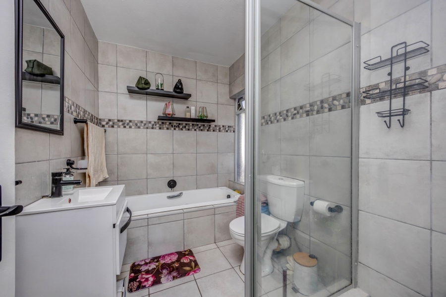 2 Bedroom Property for Sale in Broadacres Gauteng