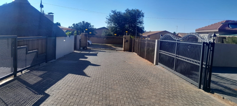 3 Bedroom Property for Sale in Eike Park Gauteng