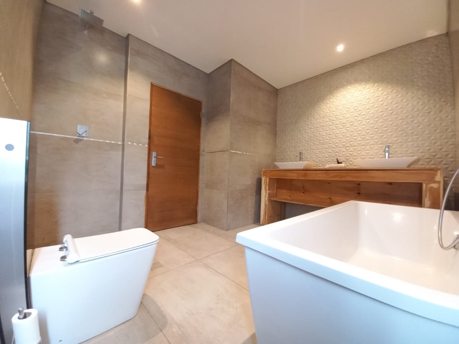5 Bedroom Property for Sale in Helderwyk Gauteng