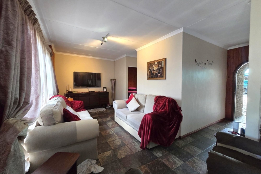 5 Bedroom Property for Sale in Lodeyko Gauteng