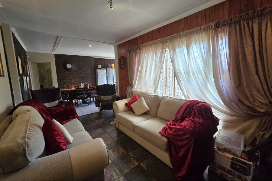 5 Bedroom Property for Sale in Lodeyko Gauteng