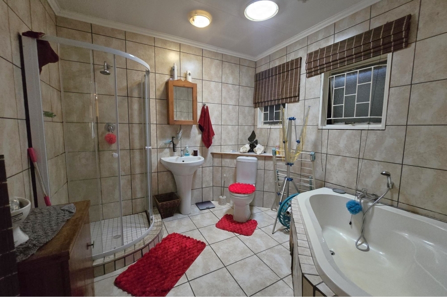 5 Bedroom Property for Sale in Lodeyko Gauteng