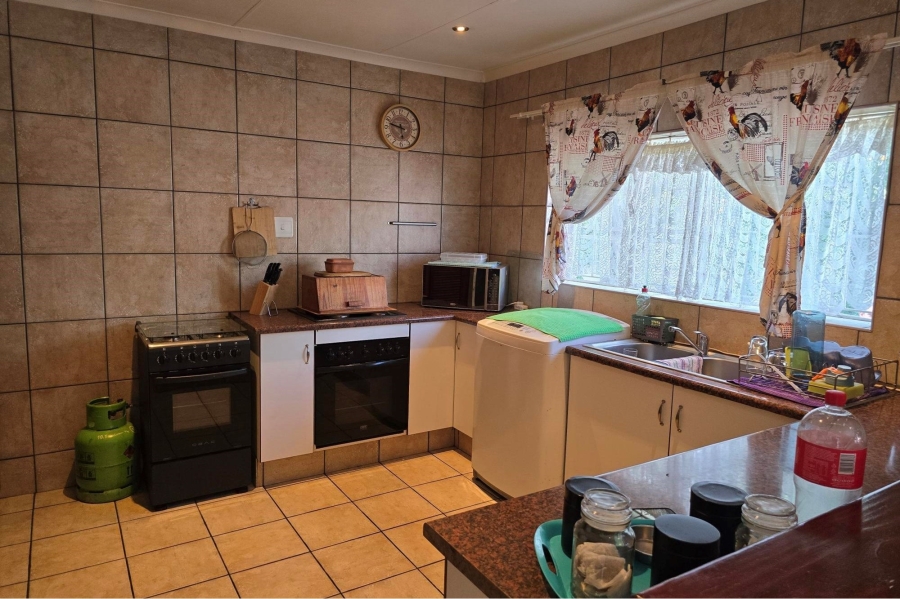 5 Bedroom Property for Sale in Lodeyko Gauteng