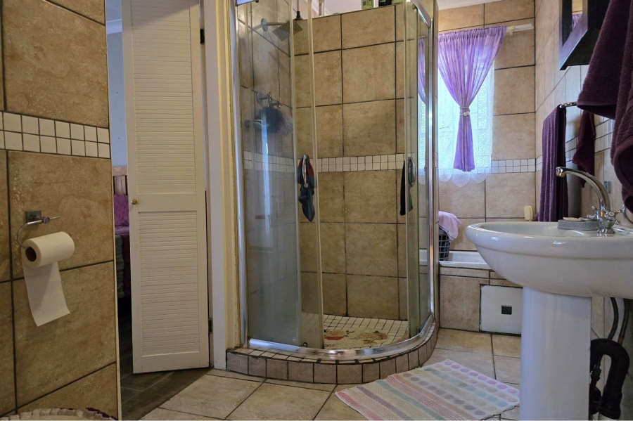 5 Bedroom Property for Sale in Lodeyko Gauteng