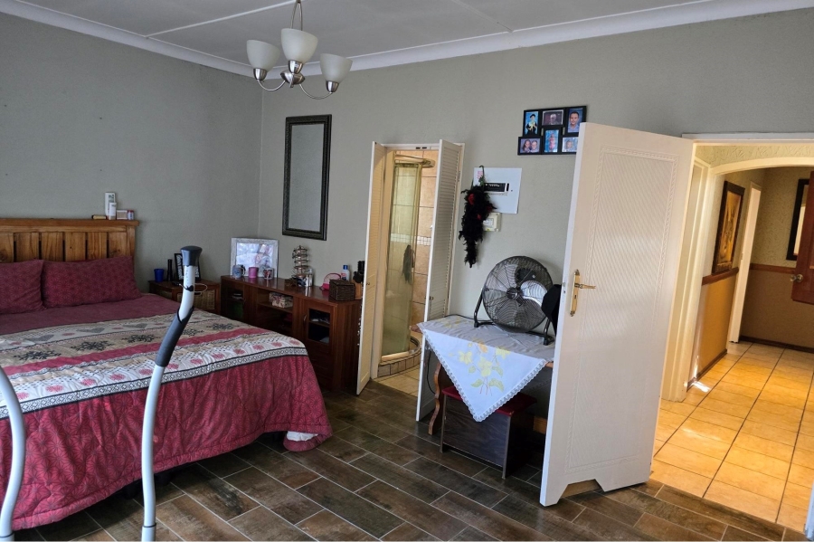 5 Bedroom Property for Sale in Lodeyko Gauteng